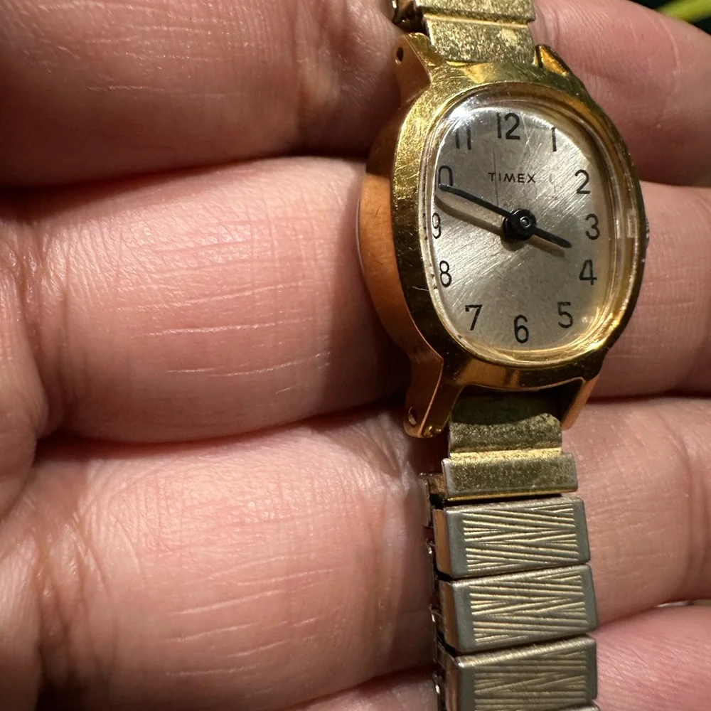 *WORKING* Timex women's gold tone watch. Small iridescent face. Stretch bracelet